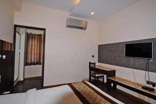 Hotel Rudra Vilas Agra  Bagian luar foto